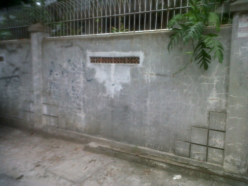 rumah ane gan+grafitinya yg ane pun gk ngerti mksudnya