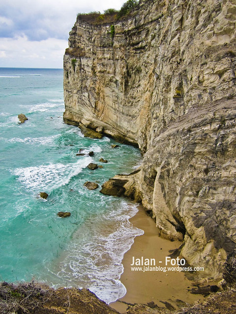 Tebing &quot;berukir&quot; di Pantai Watuparunu