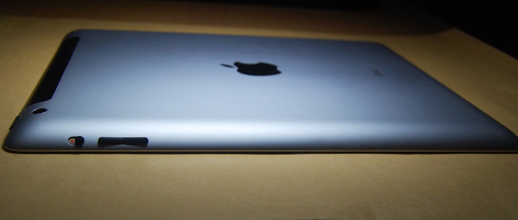 IPAD 3 (NEW IPAD) 64 GB Wifi 4G 100% MULUS!!!! + CASE