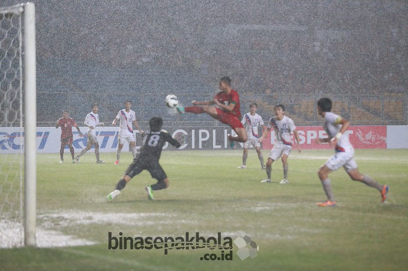 spectre-soccer-room-2013-2014------part-1