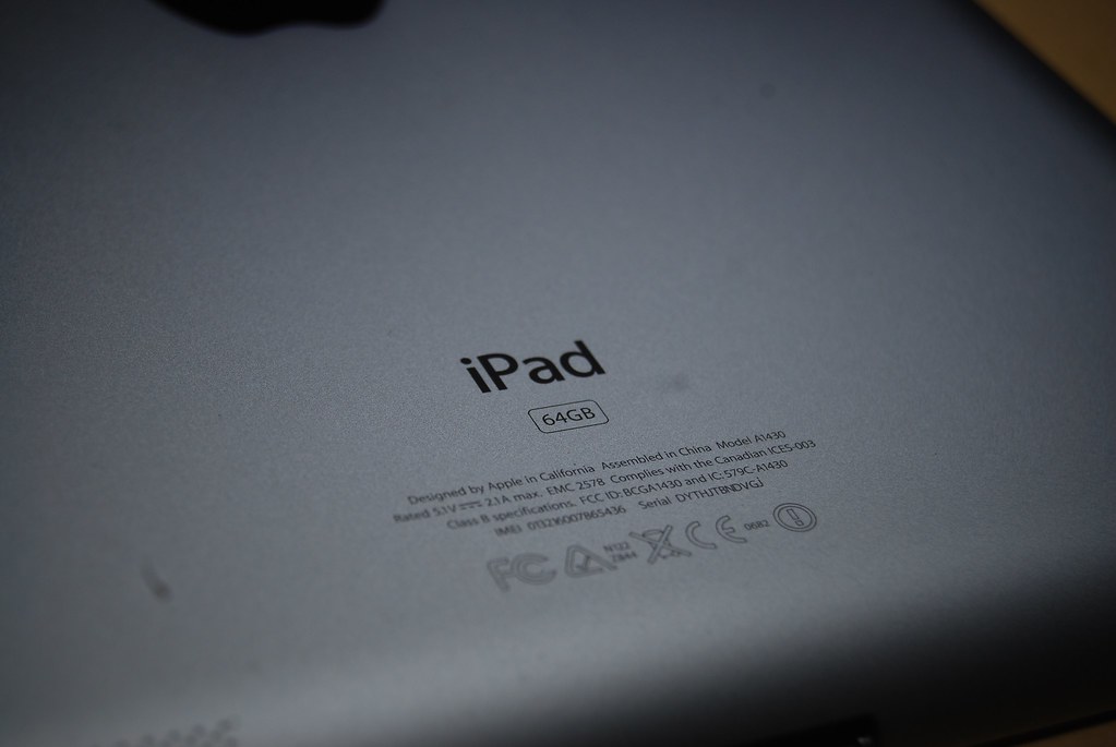 IPAD 3 (NEW IPAD) 64 GB Wifi 4G 100% MULUS!!!! + CASE