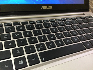 ASUS VivoBook X202 TouchScreen - 500GB HDD - Win 8 - Core i3 - 4GB DDR - Intel HD4000