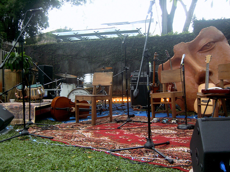 white-shoes--the-couples-company--tuan--nona-mari-berkumpul