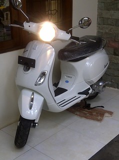WTS Piaggio LX 125 2011 warna putih ( low KM, great condition )
