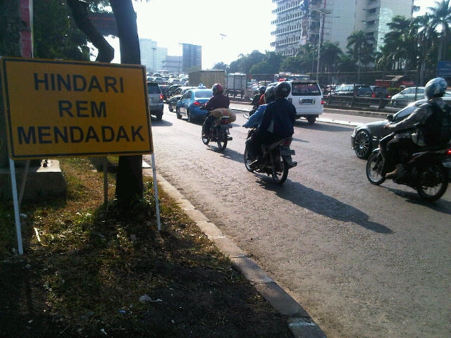 Hal Yang Perlu Dihindari Ketika Mengemudi Dalam Hujan, Gan!