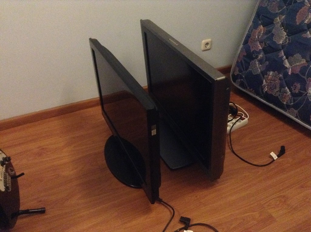 **WTS SAMSUNG LCD 32" RUSYAK**
