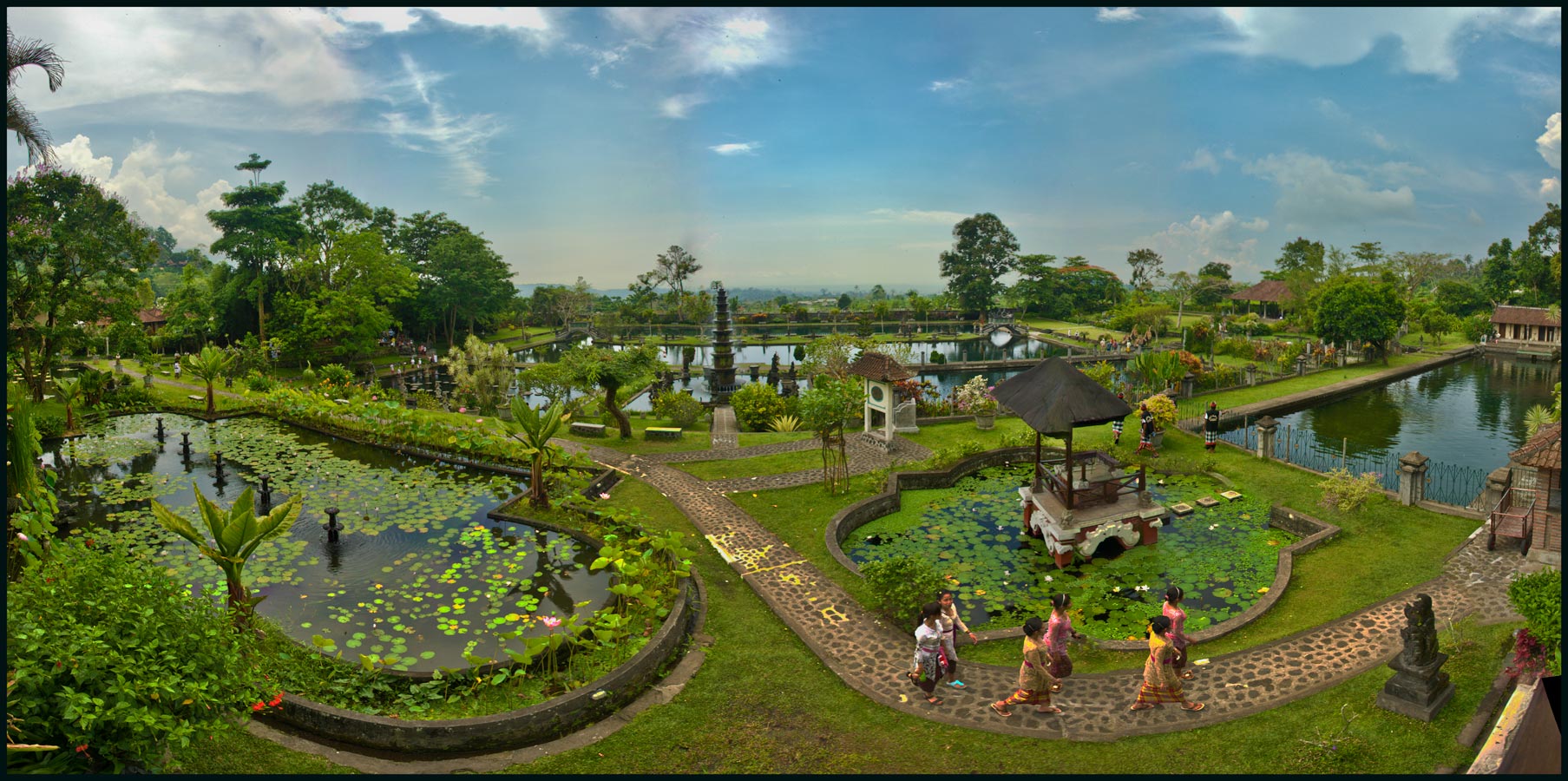 Berjalan di Atas Istana Air Karangasem