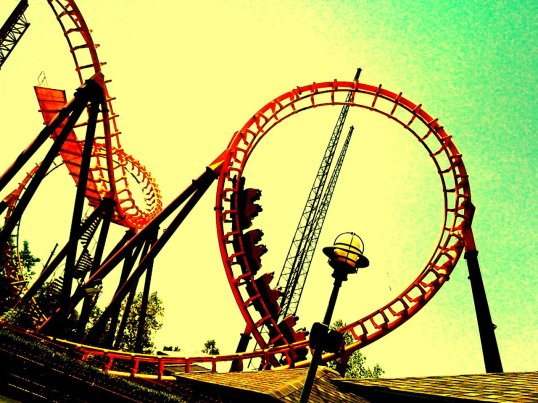 Mengapa Roller Coaster Dapat Melaju Tanpa Terlepas dari Rel? Ilmu Fisika yg Menjawab!