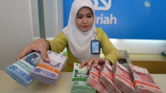 Indonesia's rupiah falls to its weakest level in more than 20 years