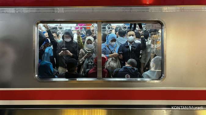 Luhut soal Harga Tiket KRL Berbasis NIK: Orang Berhak yang Dapat