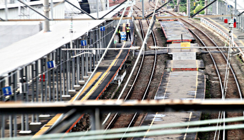 usai-tarawih-jokowi-langsung-gaspol-bahas-lrt-di-bogor