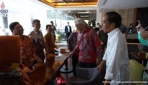 Momen Jokowi Tertawakan Tudingan Ijazah Palsu Bareng Teman Semasa Kuliah di UGM: Foto