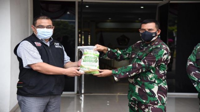 korps-marinir-dan-act-salurkan-sembako-terkait-ppkm-darurat