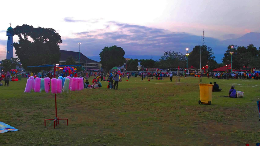 Asyiknya Ngabuburit Di Alun-alun Purwokerto