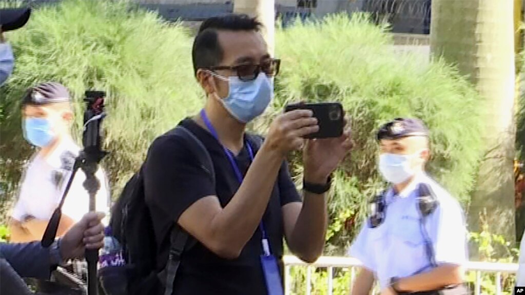 dua-warga-hong-kong-yang-bertepuk-tangan-di-pengadilan-divonis-bersalah