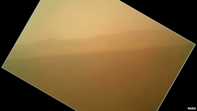 (Berita Mars) NASA 'Curiosity' Kirim Foto Berwarna Pertama dari Kawah Mars