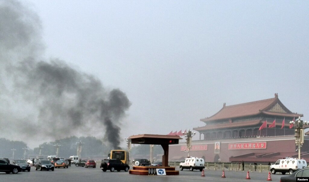 Mobil Tabrak Kerumuman Turis di Lapangan Tiananmen, 5 Tewas, 38 Luka-Luka