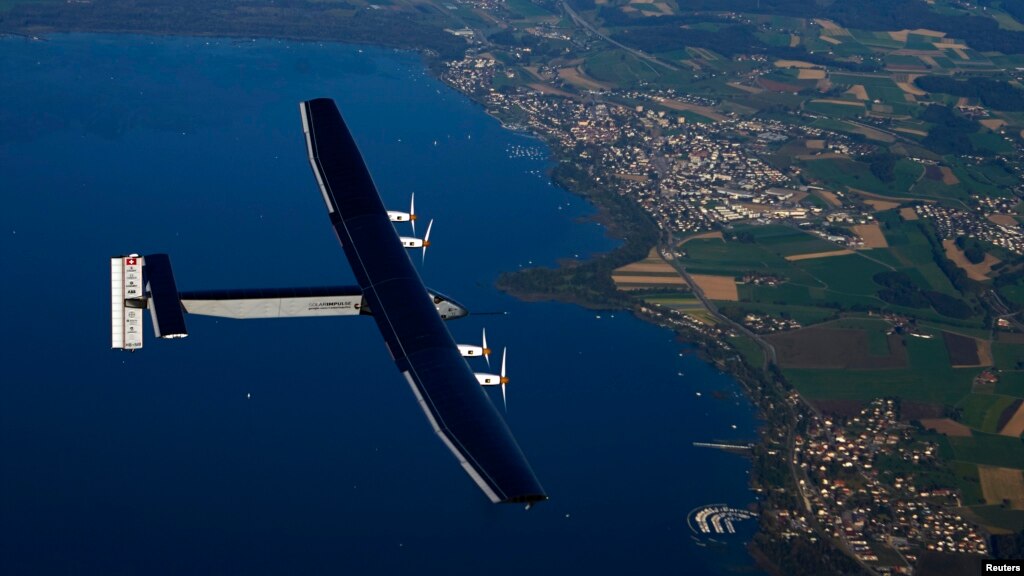 &#91;Sukses Keliling Dunia&#93; Pesawat Tenaga Surya Swiss Mendarat di Oman 