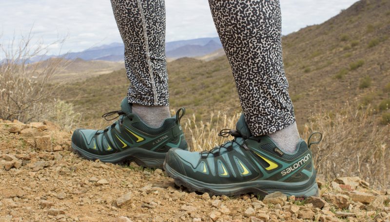 Boots atau Sneakers yang Bagus Buat Daki Gunung?