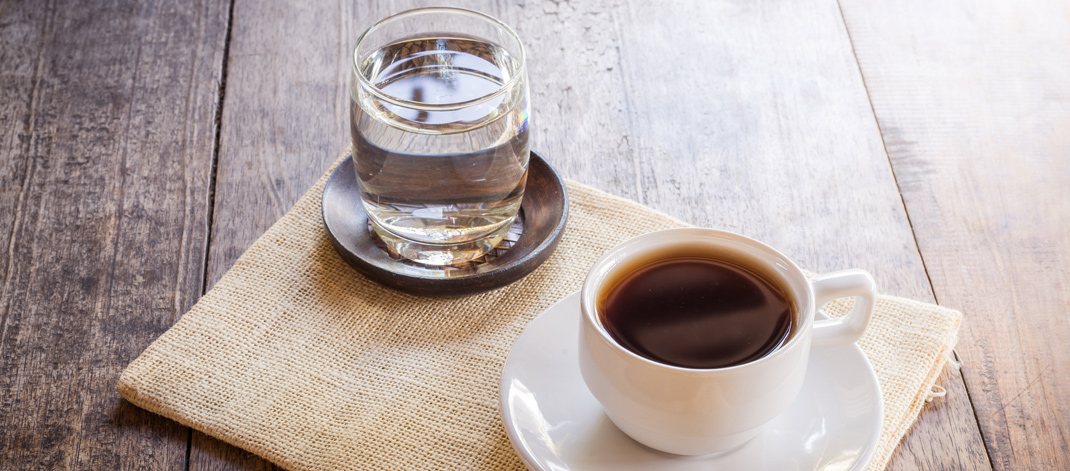 Lakukan Ini Sebelum Minum Teh atau Kopi