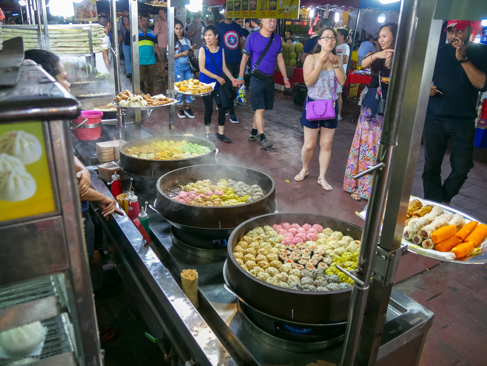 Surga Jajanan Kaki Lima Yang Meriah di Jalan Alor Malaysia