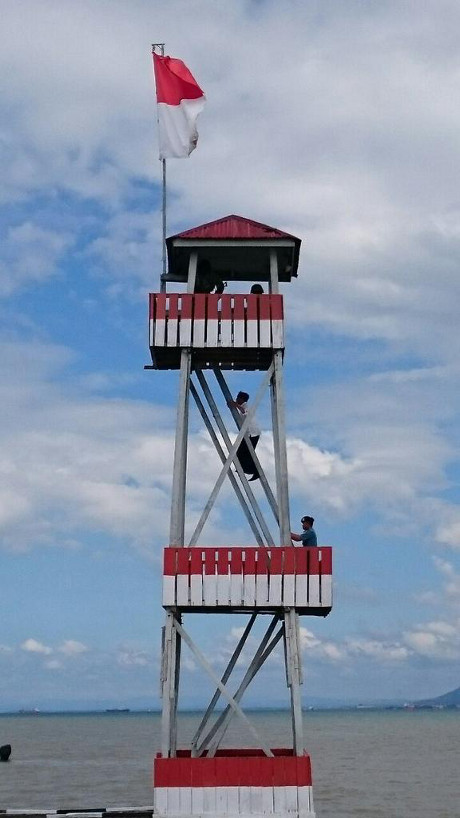 &#91;SANTAI&#93; JOKOWI panjat menara pengawas pulau sebatik