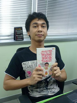 8 Penulis Novel Indonesia Terkaya nan fenomenal