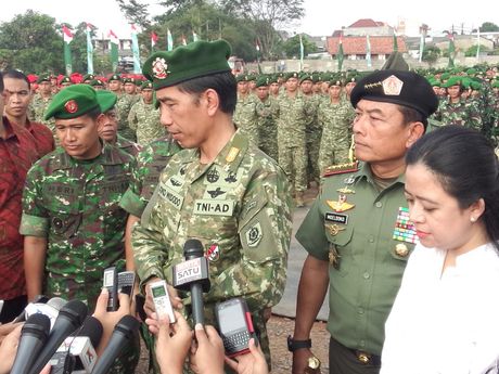 &#91;SANTAI NEWS&#93; Pakde JOKOWI pakai Seragam Kostrad dan Bawa Senjata