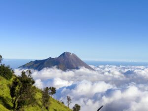 Gunung Merbabu: Pesona Alam dan Mistis