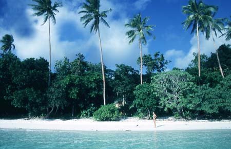 Pantai pasir putih paling halus sedunia ada di Indonesia gan