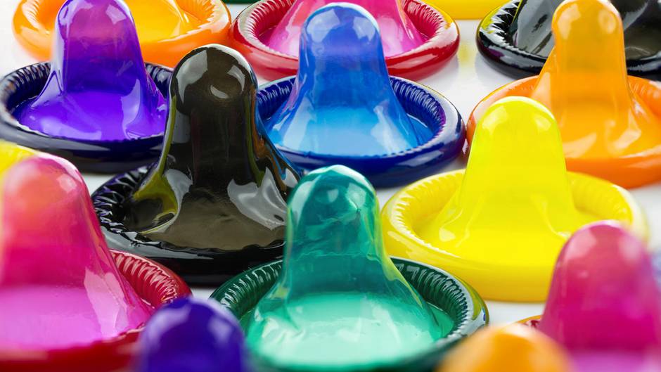 Dijamin Laris Berjualan Kondom Pada Malam Tahun Baru, Ada yang Mau Coba?