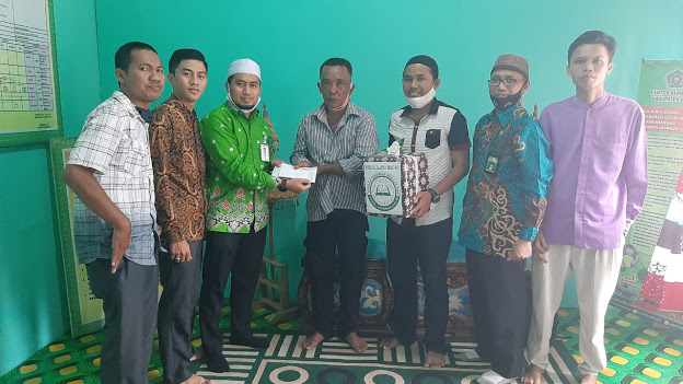 Pria Asal Pelangiran Masuk Islam Syahadat Dituntun oleh Anggota YPMR