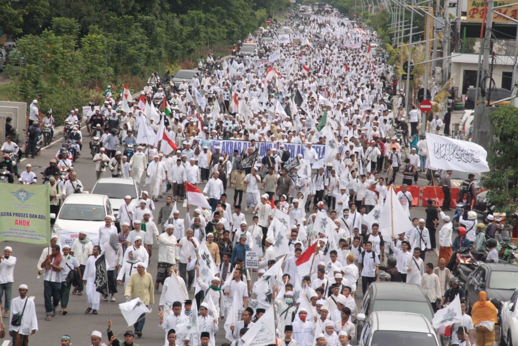 Massa Hizbut Tahrir Demo di Depan Mapolda Jawa Timur