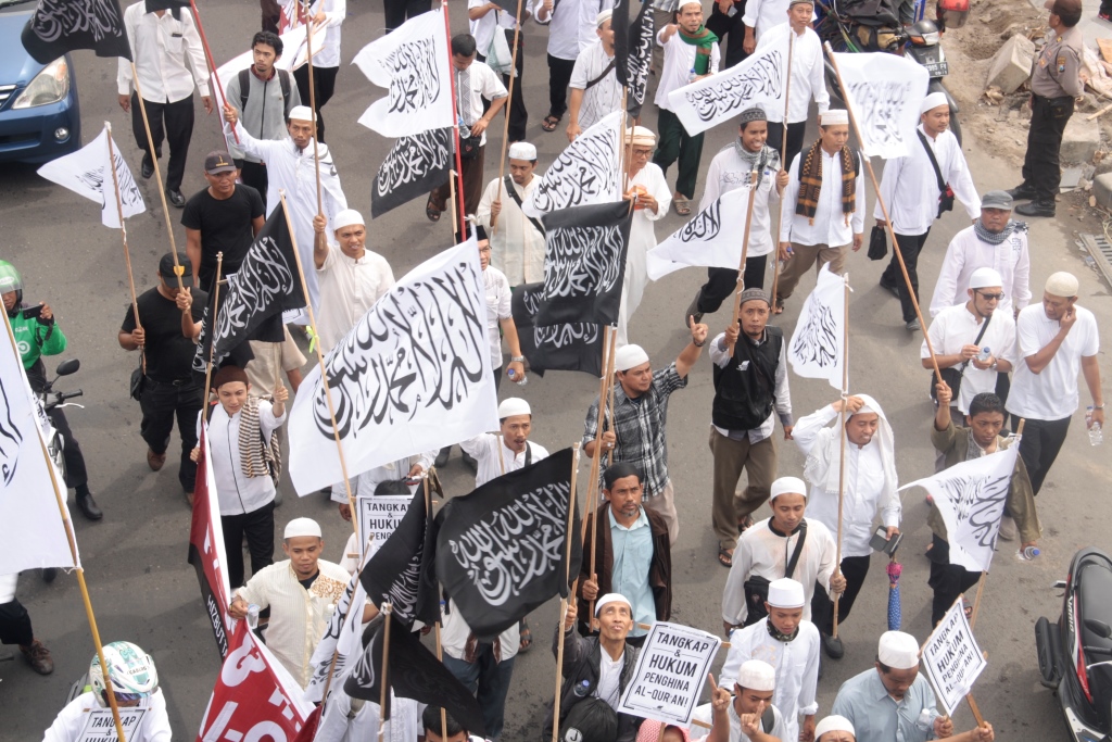 Massa Hizbut Tahrir Demo di Depan Mapolda Jawa Timur