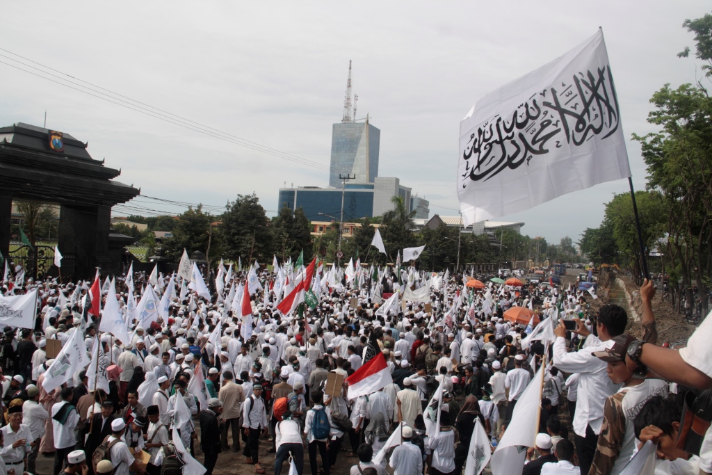 Massa Hizbut Tahrir Demo di Depan Mapolda Jawa Timur