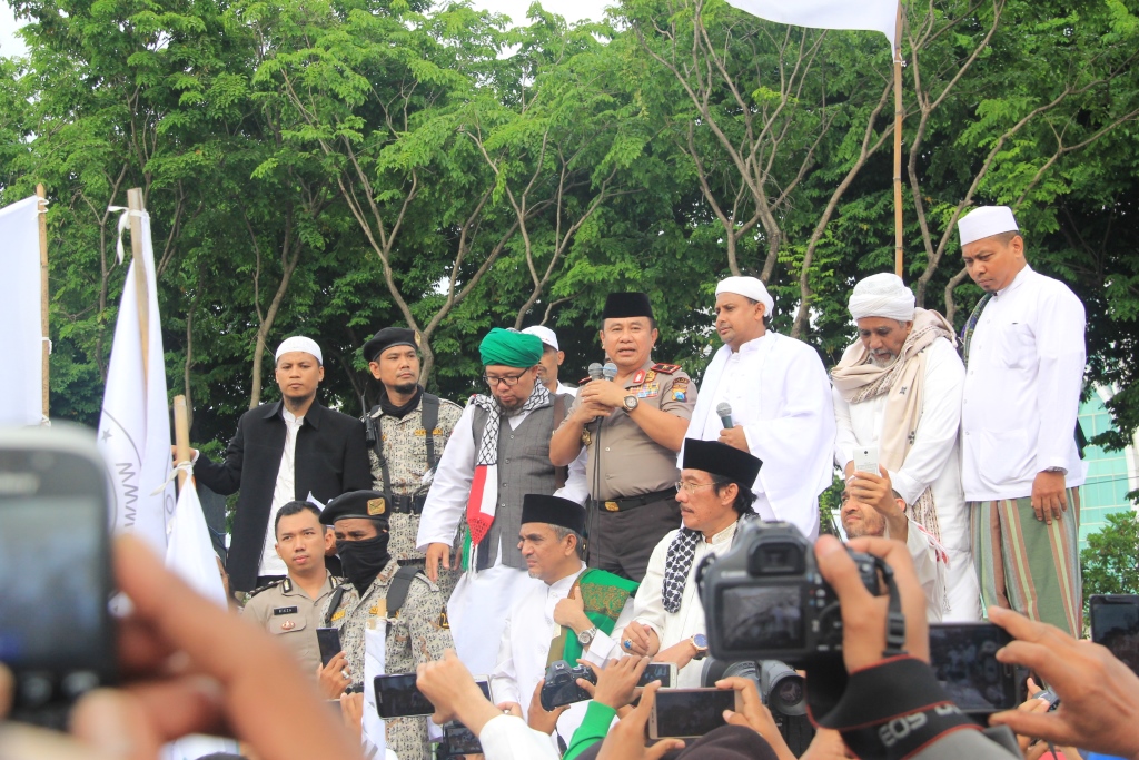 Massa Hizbut Tahrir Demo di Depan Mapolda Jawa Timur