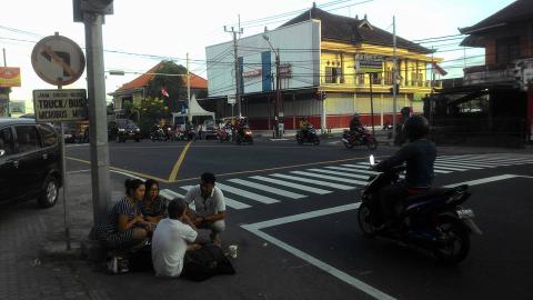 Bule asal Jerman rela mengemis di Bali demi foya-foya, duh