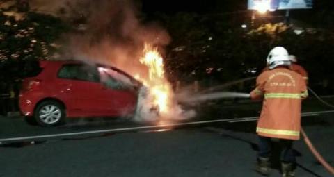 Mobil Milik Pelaku Baku Hantam dengan TNI Terbakar di Parkiran