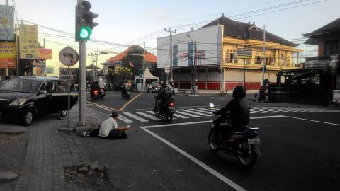 Bule asal Jerman rela mengemis di Bali demi foya-foya, duh
