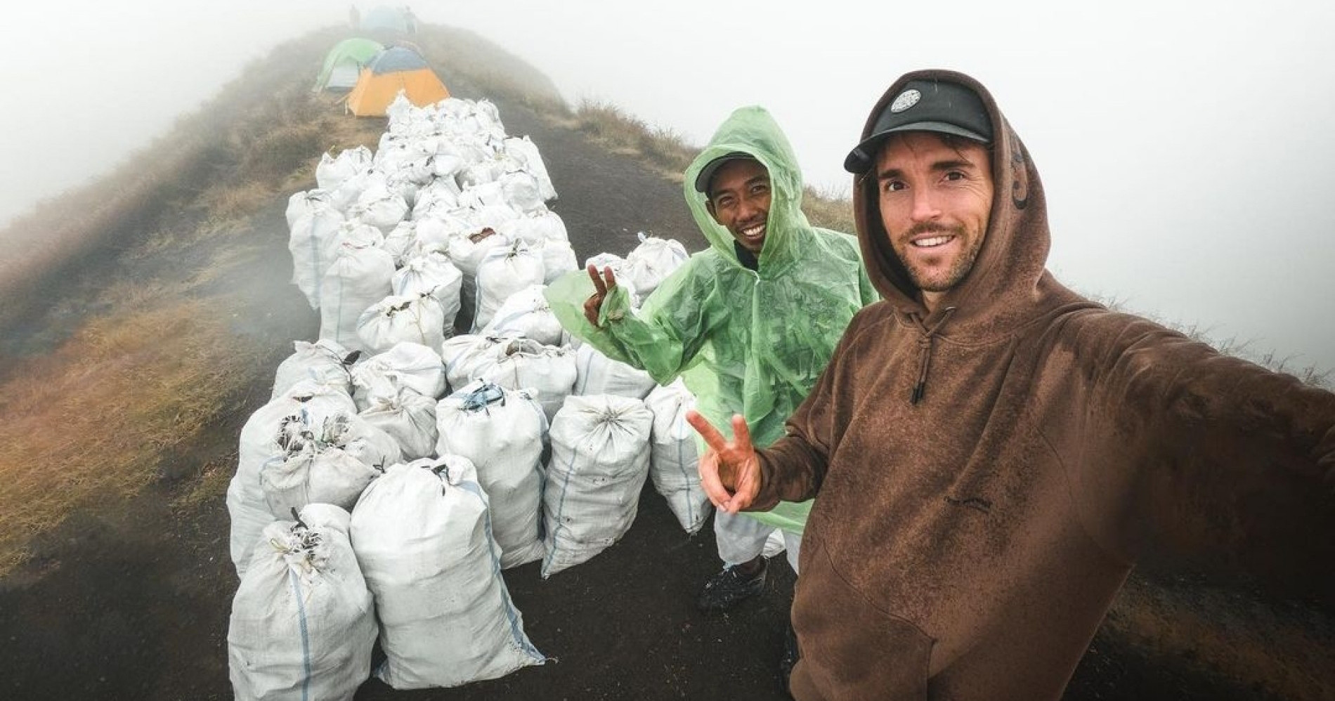 Viral, Pendaki asal Prancis Angkut 1,6 Ton Sampah dari Gunung Rinjani