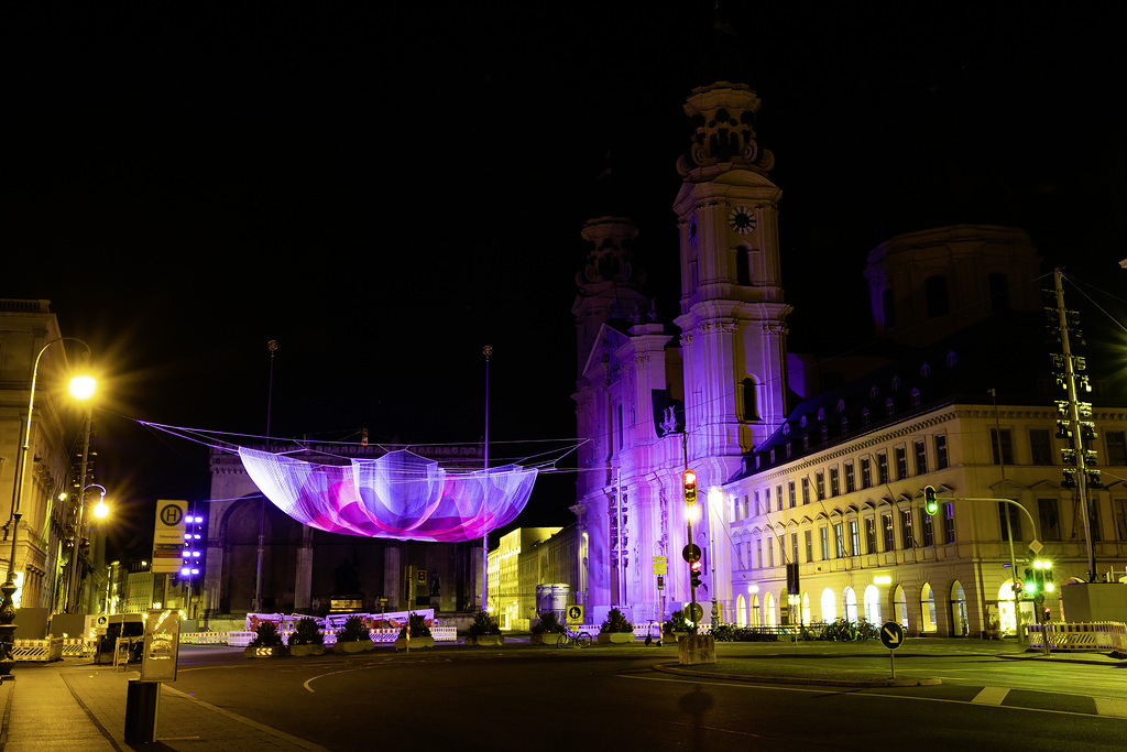 wow-mercedes-benz-hiasi-langit-malam-munich-dengan-instalasi-seni-earthtime