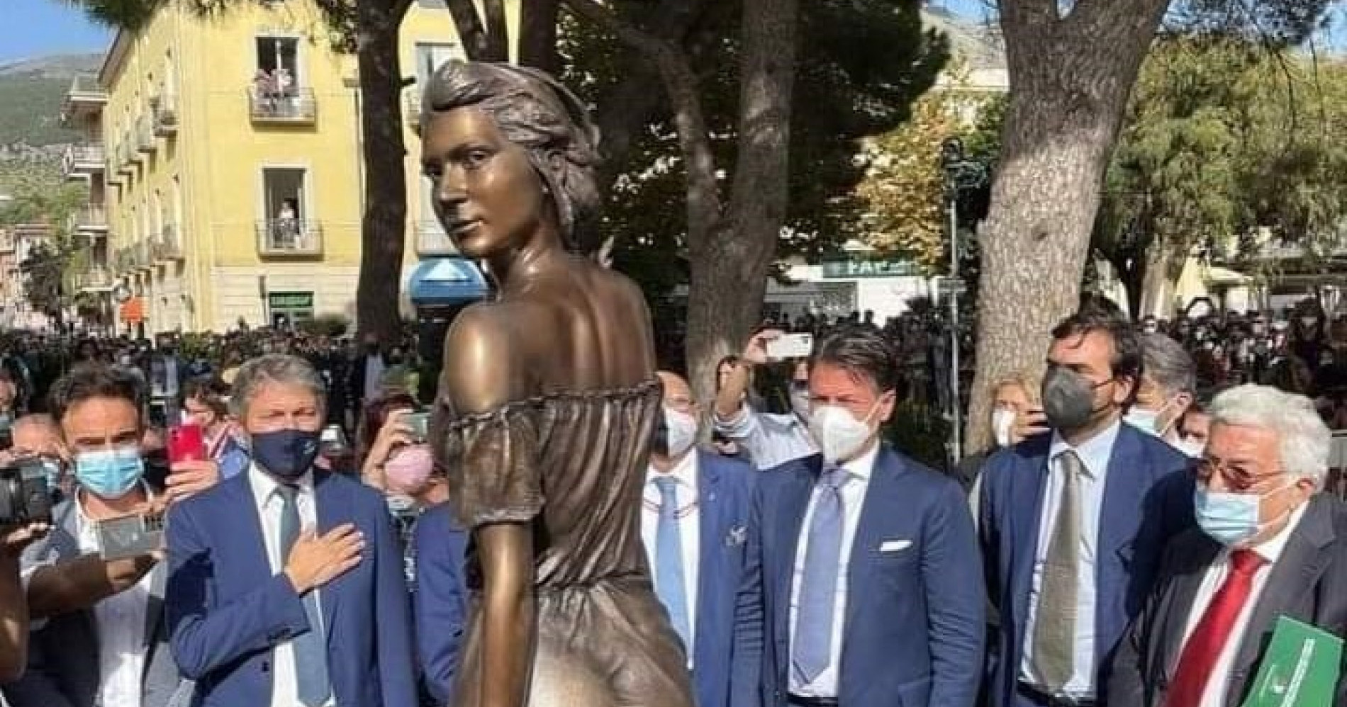 Waduh, Patung Wanita 'Berpakaian' Minim di Italia Picu Kontroversi