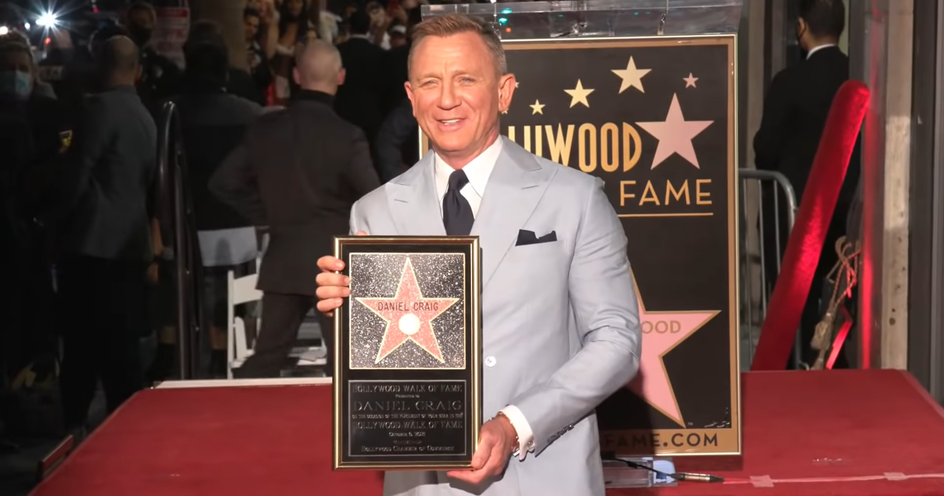 Wow, Daniel Craig Dapatkan Bintang Hollywood Walk of Fame