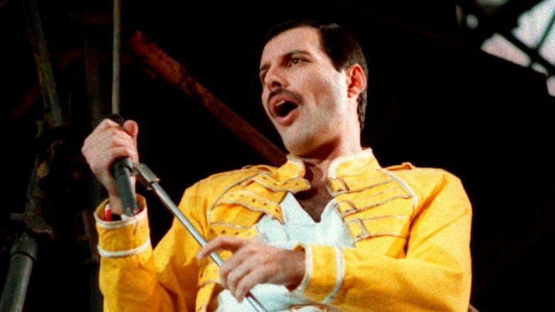 Melihat Kembali Gaya Sensasional Freddie Mercury