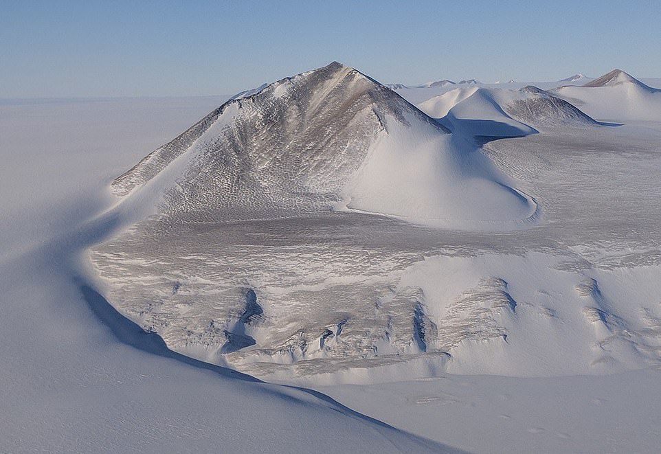 Misteri Gunung Es Raksasa &quot;Monolit&quot; Dalam Pandangan NASA