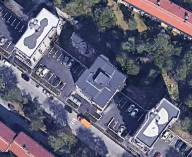 google-earth-menemukan-grafity-bergambar-pnis-dan-pyudara-di-atas-apartemen-gan