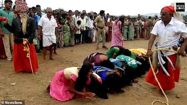 Ritual Penyembuhan Penyakit Di India Membuat 5000 Wanita Rela Untuk Dicambuk