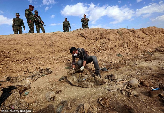 Para Korban Kekejaman ISIS Ini Bergelimpangan Dikuburan Masal Hingga Tinggal Tulang