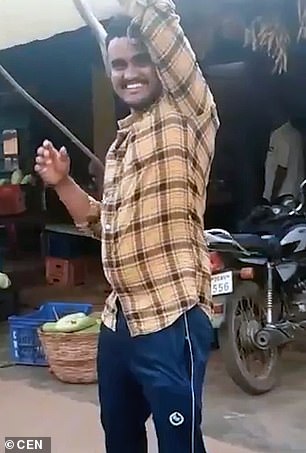 Pria India Ini Tewas Digigit Ular Gara-gara Ngalungin Ular Kobra Di Lehernya