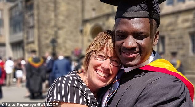 teen-cashier-rings-up-sobbing-womans-110-grocery-bill-stops-her-in-line-and-says